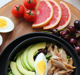 Jak jíst před jógou Cvičit jógu byste měli s prázdným žaludkem. To ale neznamená, že pokud cvičíte večer, od oběda budete hladovět. Můžete si dát svačinu, která následně při cvičení udrží vyváženou hladinu cukru v krvi, dodá vašemu tělu dostatek energie, ale příliš ho nezatíží.