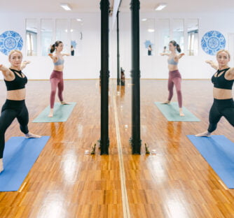 Rozhýbání těla a vědomý start dne můžete zažít každé ráno také v našem studiu Yoga Blue Art. Několik hlubokých dechů dokáže zklidnit nervový systém, uvolnit napětí a vytvořit pocit větší stability.