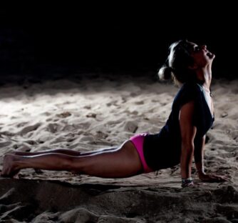 Yoga v praxi Yoga není jen pohyb. Je to způsob, jak se pohybujeme životem.
To, co se učíme na podložce – trpělivost, klid v nádechu, respekt k hranicím – nás připravuje na to, jak zvládat každodenní situace.