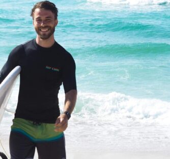 Yoga a Surf Yoga a surfování spolu mají mnohem víc společného, než by člověk čekal. Ať už stojíš na podložce nebo na prkně, jde o rovnováhu, dech, přítomnost a propojení.