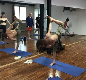 Proč by muži měli vyzkoušet yogu? Pánové, jóga není jen o flexibilitě a meditaci – nabízí celkový přístup k silnějšímu tělu, vyrovnanější mysli a lepší regeneraci.