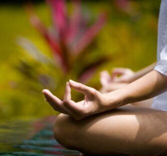 Yoga a mudry Mudra je stará indická technika, která využívá specifických gest rukou k ovlivnění energetického proudění v těle. Slovo mudra pochází ze sanskrtu a znamená „gesto“ nebo „pozice“.