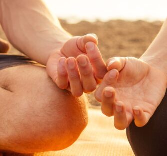 LOVE YOGA Chci vás pozvat na lekci s Míšou. Připravte se na pořádnou dávku láskyplné yogy. Cvičení, které ovšem vy sami naplníte laskavostí, vědomou pozorností sami k sobě, ke svému tělu a své duši.