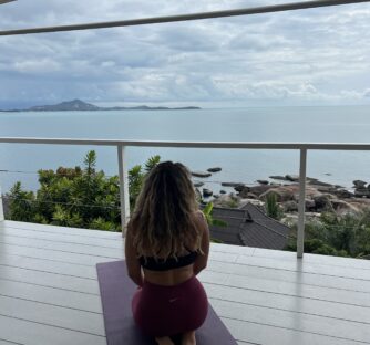 Yoga a cestování Když se během cestování budete alespoň trochu pohybovat a zacvičíte si pár ásan, zabráníte ztuhlosti těla a únavě.
