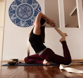 Menstruaci často provázejí bolestivé křeče v podbřišku a v bedrech. Yoga pomáhá navodit uvolnění a produkci endorfinů, které tlumí bolest.