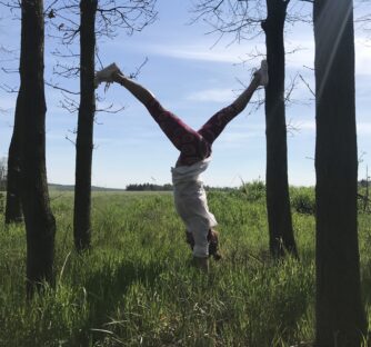 Yoga a jarní únava Jarní únava je přirozenou reakcí na změnu ročního období, ale to neznamená, že ji musíme nechat ovládnout naše tělo a mysl. Jóga je skvělým nástrojem, jak obnovit rovnováhu, zlepšit prokrvení a podpořit naši energii v tomto přechodném období.