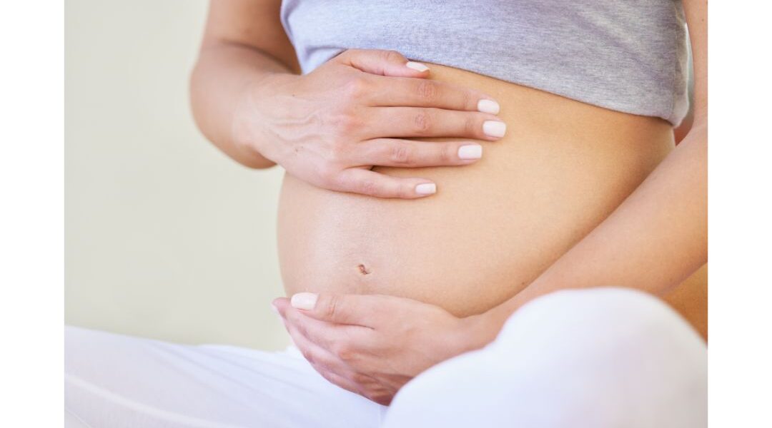 Yoga a těhotenství spolu souvisejí velmi úzce, a to jak z pohledu fyzického zdraví, tak i psychické pohody.