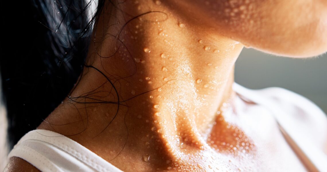 Cvičení HOT Yogy v létě je plné výhod! Od jednodušší schopnosti aklimatizace až k podpoře pravidelné hydratace, která vám může skutečně pomoci přežít v těch dnech, kdy rtuť teploměru nepřestává růst.