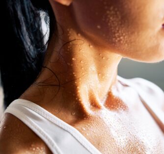 Proč cvičit HOT Yogu v létě? Cvičení HOT Yogy v létě je plné výhod! Od jednodušší schopnosti aklimatizace až k podpoře pravidelné hydratace, která vám může skutečně pomoci přežít v těch dnech, kdy rtuť teploměru nepřestává růst.