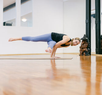 Proč cvičit yogu pravidelně? Objevte sílu pohybu, dechu a vnitřního klidu Yoga není jen obyčejné cvičení – je to cesta, jak být víc v kontaktu se sebou samým. A právě pravidelná praxe otevírá dveře k jejím opravdovým zázrakům.