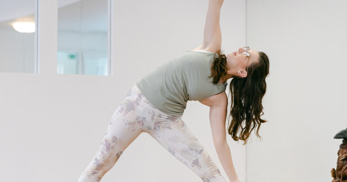 Yoga a těhotenství Yoga a těhotenství spolu souvisejí velmi úzce, a to jak z pohledu fyzického zdraví, tak i psychické pohody. Cvičení yogy v těhotenství je běžnou praxí a může přinést řadu výhod pro nastávající matku i dítě, pokud je prováděno správně a bezpečně.