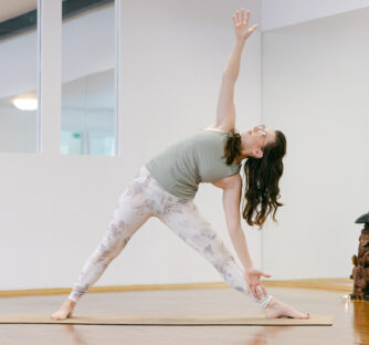 Yoga a těhotenství spolu souvisejí velmi úzce, a to jak z pohledu fyzického zdraví, tak i psychické pohody. Cvičení yogy v těhotenství je běžnou praxí a může přinést řadu výhod pro nastávající matku i dítě, pokud je prováděno správně a bezpečně.