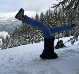 Zima je ideálním časem pro HOT YOGU. Teplo, vědomý pohyb a dech dokážou tělu i mysli nabídnout přesně to, co v tomto období potřebují.