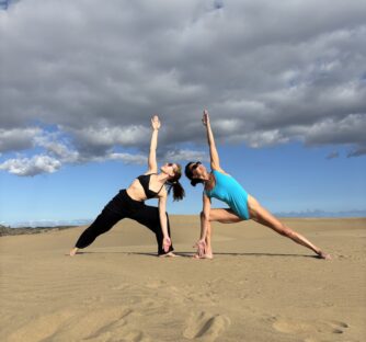 Mindfulness a YOGA: návrat k přítomnému okamžiku Mindfulness znamená vědomou pozornost k přítomnému okamžiku – bez hodnocení. V józe to není o tom, jestli zvládneš složitou ásanu, ale: jestli vnímáš dech, cítíš své tělo, všímáš si, co se děje uvnitř.