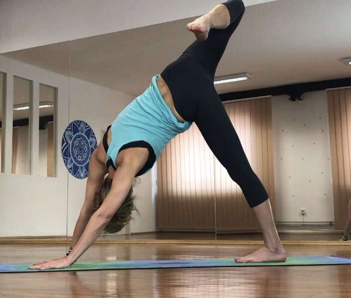 Hranice těla: kde končí pohodlí a začíná růst Hranice těla nejsou nepřítel. Jsou informací. Nepohodlí samo o sobě není špatné. Dech ale musí zůstat plynulý, mysl přítomná. Jsme schopni zůstat a pozorovat.