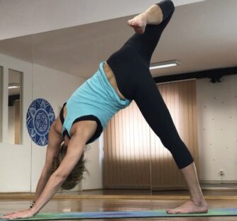 Hranice těla: kde končí pohodlí a začíná růst Hranice těla nejsou nepřítel. Jsou informací. Nepohodlí samo o sobě není špatné. Dech ale musí zůstat plynulý, mysl přítomná. Jsme schopni zůstat a pozorovat.