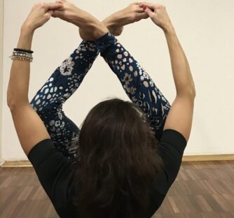 Láska na podložce: když yoga učí laskavosti Láska. Slovo, které zní jemně, ale nese v sobě obrovskou sílu. V joze se s ní setkáváme častěji, než si možná uvědomujeme – ne jako s romantickým ideálem, ale jako s kvalitou pozornosti, se kterou se k sobě (a ke světu) vztahujeme.