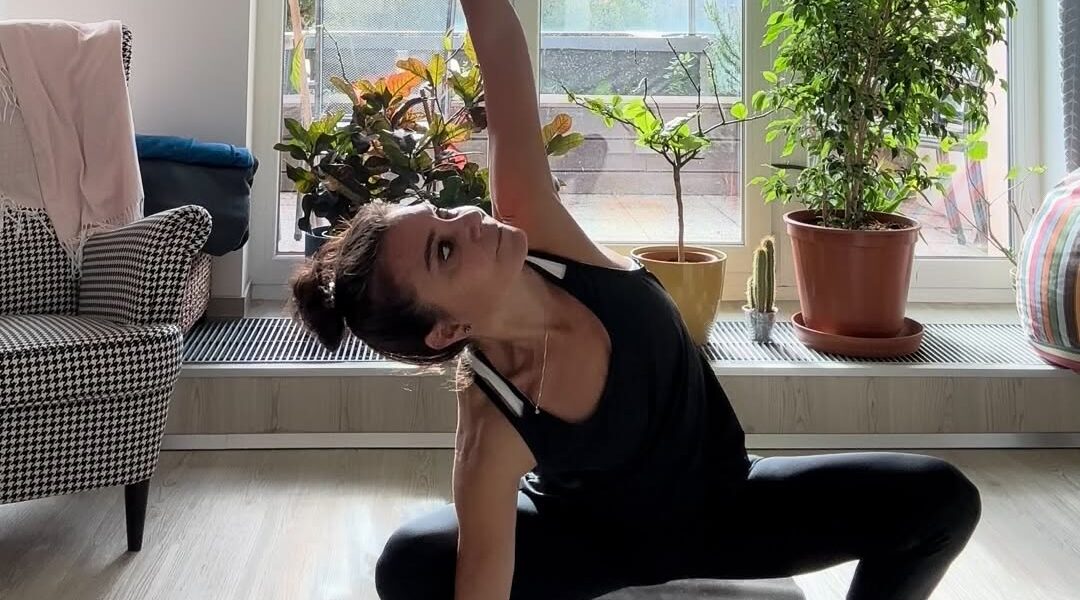 Někdy ráno mám chuť na delší yogovou praxi, jindy se jen postavím na podložku, protáhnu ruce nad hlavu, uvolním ramena a nechám tělo, ať mi samo napoví, co potřebuje.